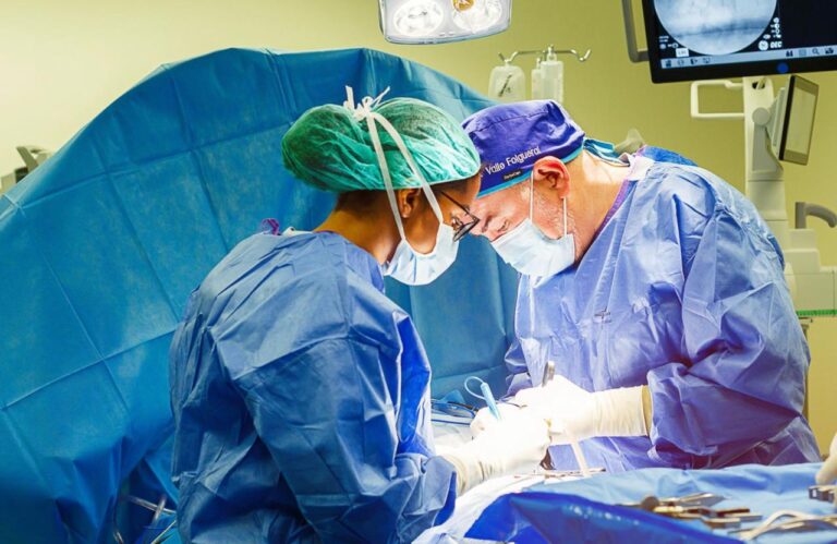 Dr.Valle junto a rotante internacional realizando cirugía en la Unidad de Patología Compleja de la columna