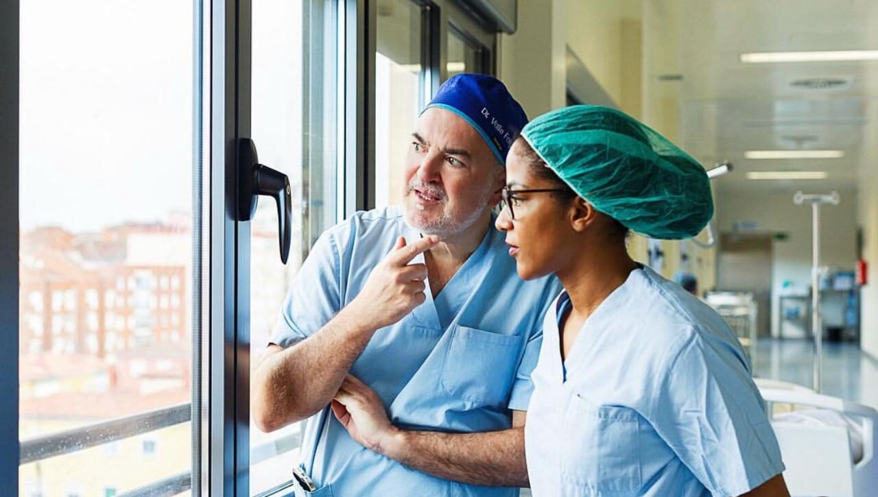 Dr Valle junto a rotante internacional en las formaciones que ofrece en la Unidad de Patología Compleja de la Columna.